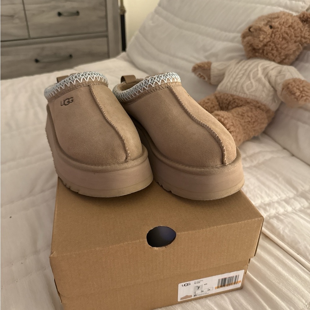 UGG platform Tazz slippers